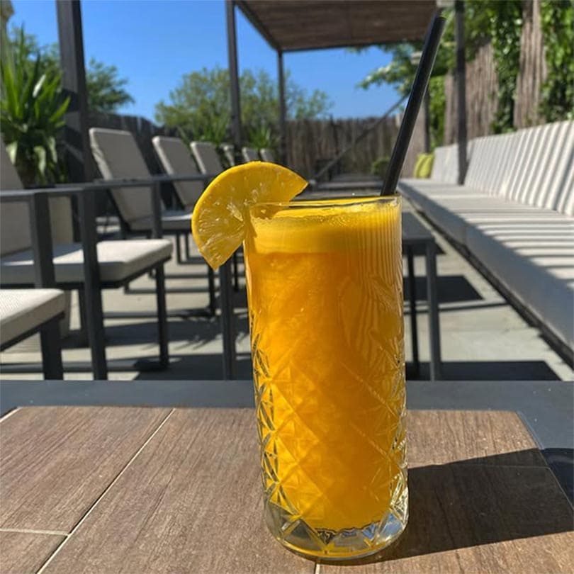 Piće u letnjoj bašti - Pub Hub Sremčica