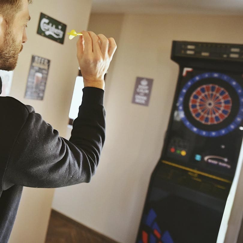 Igranje pikada u Pub Hub-u Sremčica