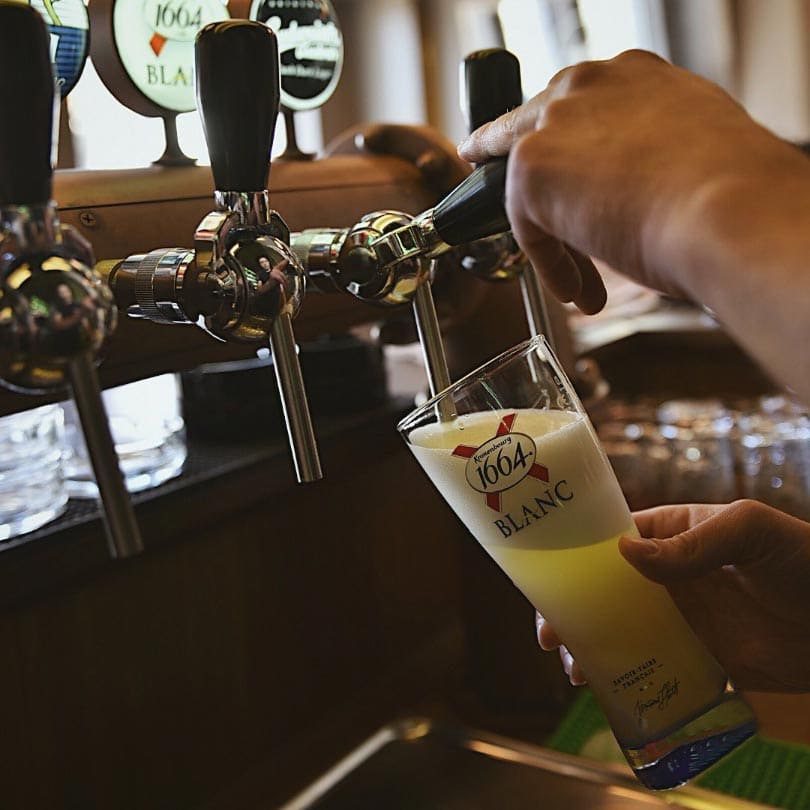 Služenje piva u Pub Hub-u Sremčica